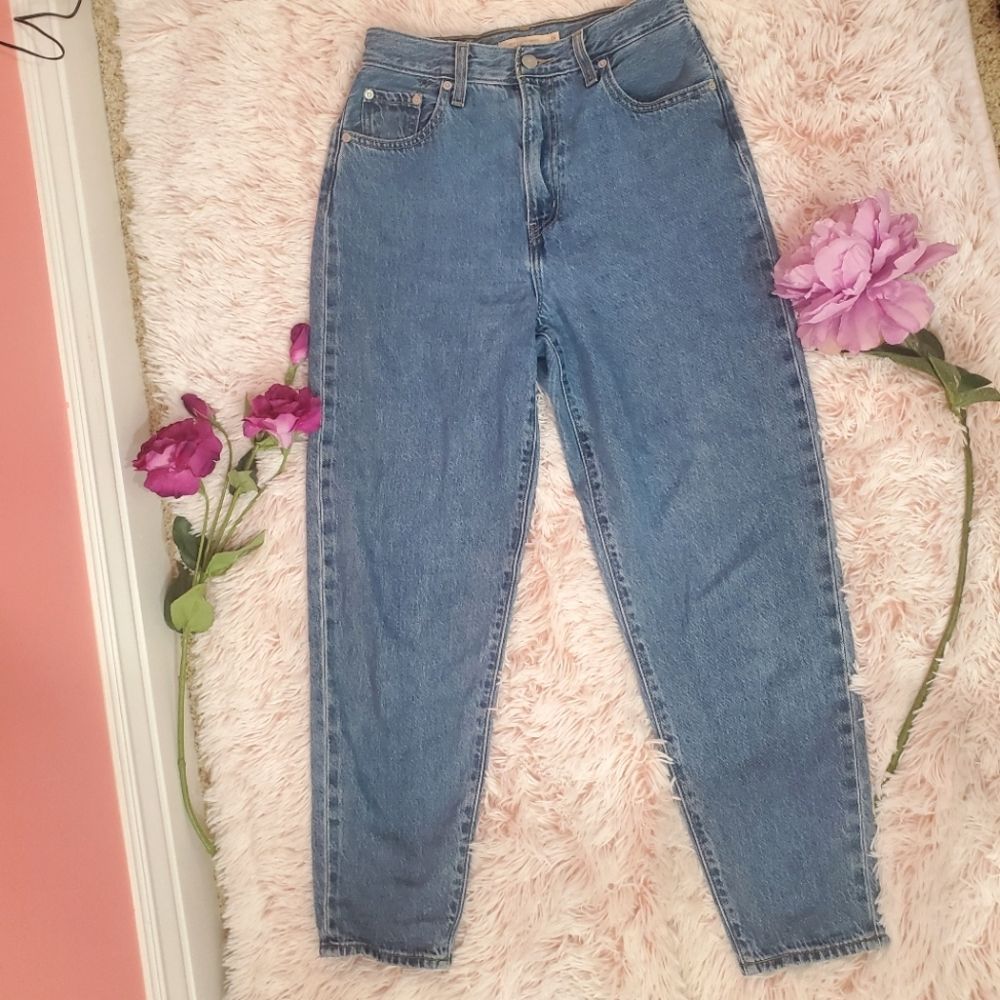Levis High waist Tapered Mom Jeans Size 26 Must Have Trendy